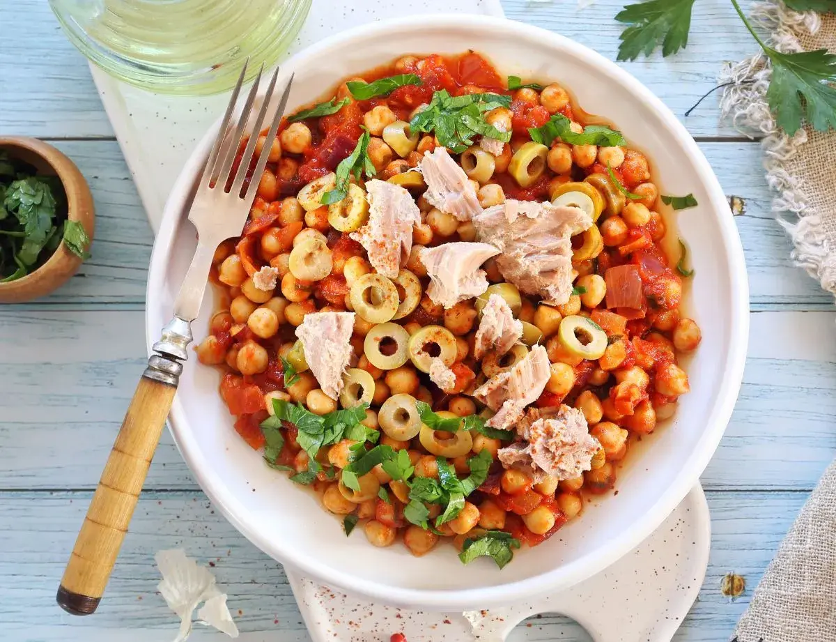 Deliciosa amanida de pasta con garbanzos, atún, aceitunas y tomate. Un plato fresco y nutritivo.