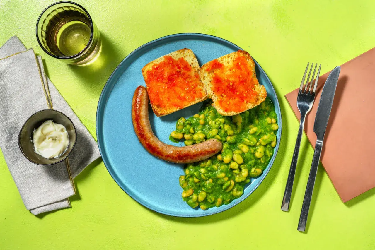 Butifarra fresca a la plancha con judías verdes y pan con tomate. Un plato sencillo y sabroso.