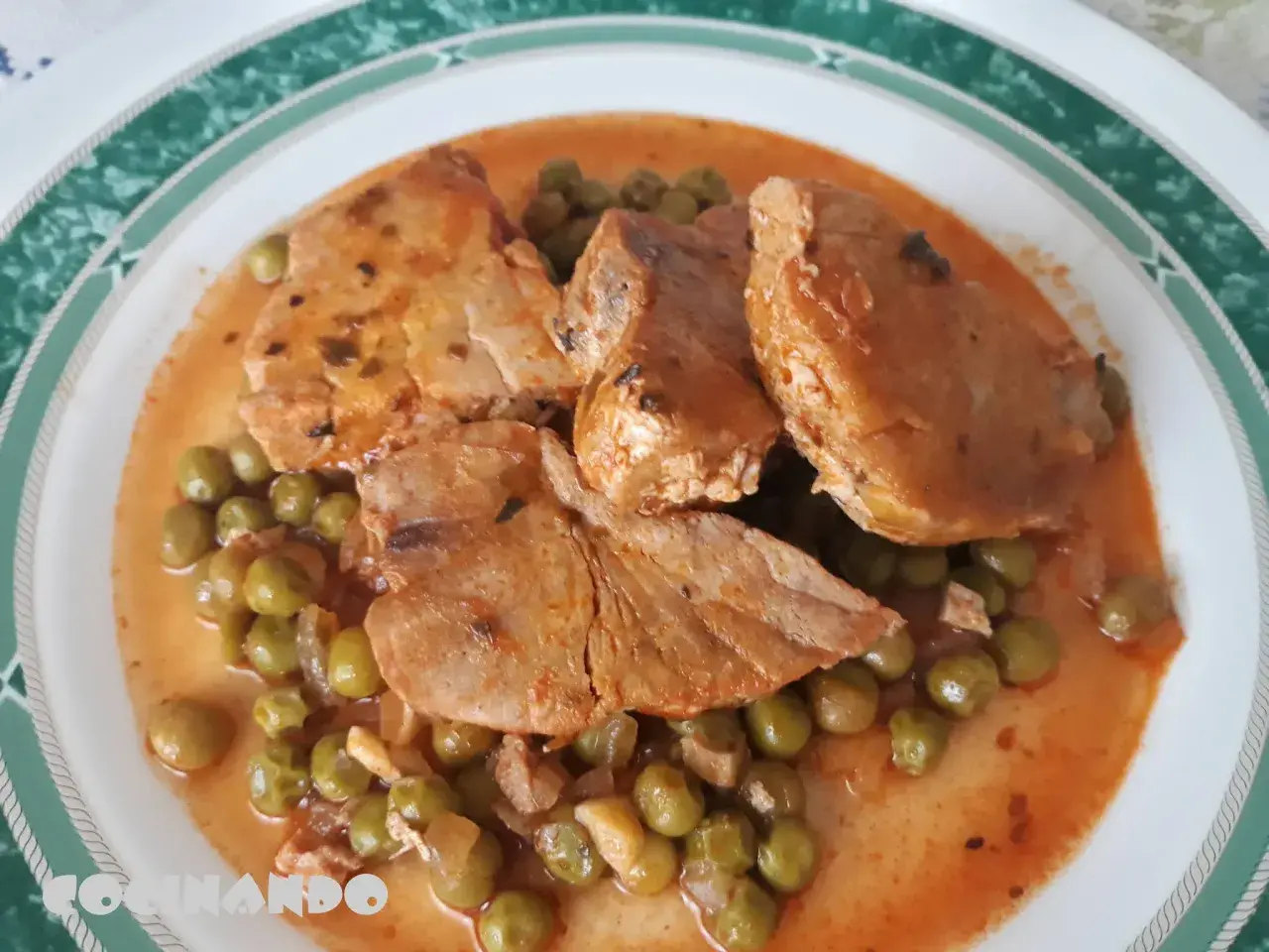 Guisantes con atún en salsa roja, un plato casero que huele delicioso.