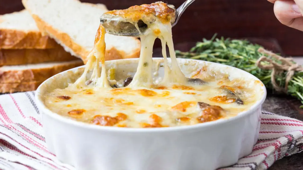 Queso fundido burbujeante, ideal para untar en pan tostado. ¡El mejor queso para sandwich!