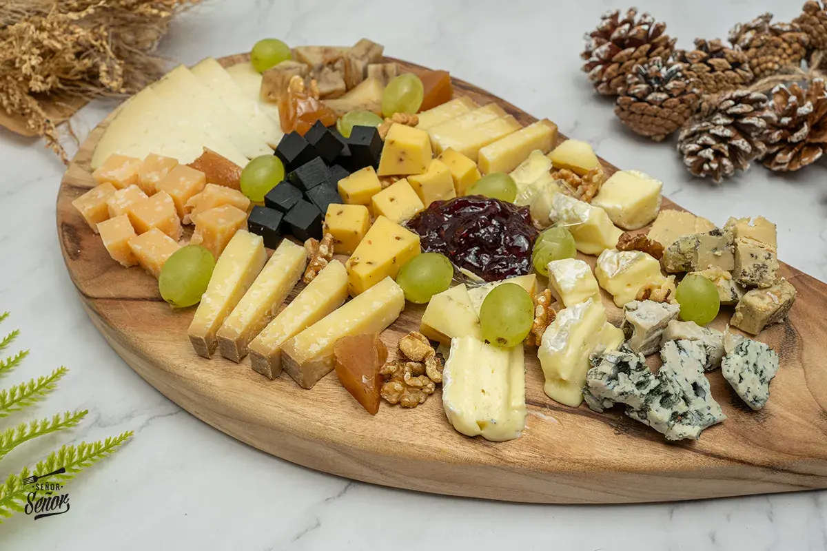 Tabla de quesos variados, uvas, nueces y mermelada. Ideas para tablas de quesos perfectas para compartir.