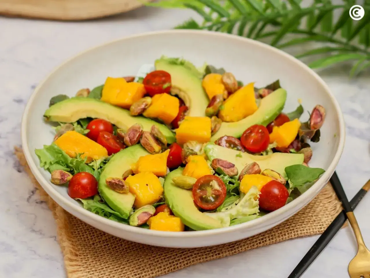 Deliciosa ensalada de mango con aguacate, tomates cherry y pistachos. Fresca y colorida, perfecta para cualquier ocasión.