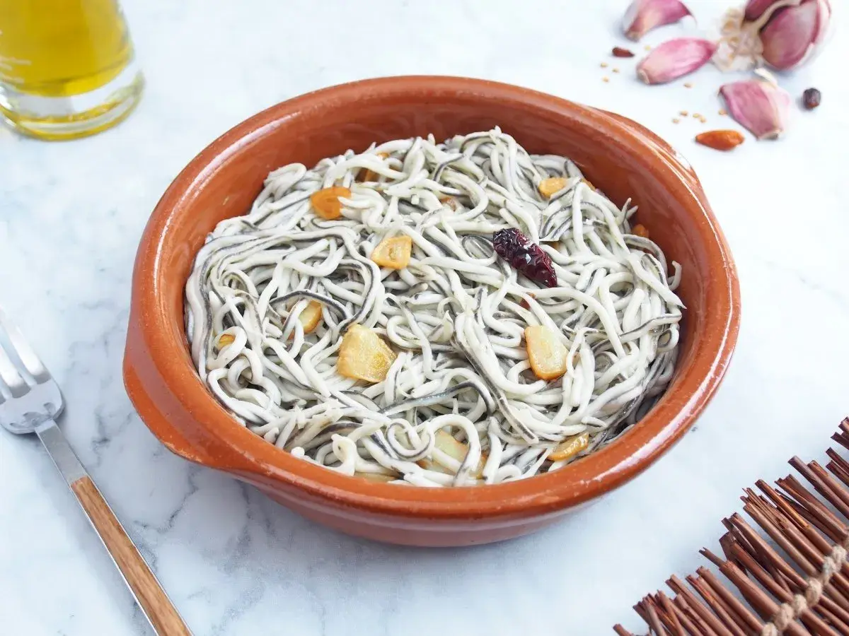 Un cuenco de barro con gulas al ajillo, salteadas con ajo y guindilla. Un plato tradicional español.