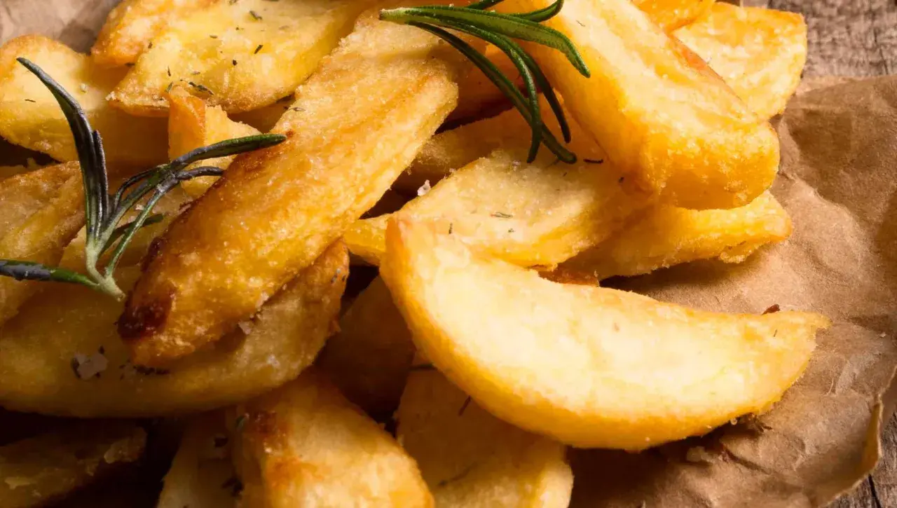 Patatas gajo doradas y crujientes, con romero fresco y sal marina. Un placer para el paladar.