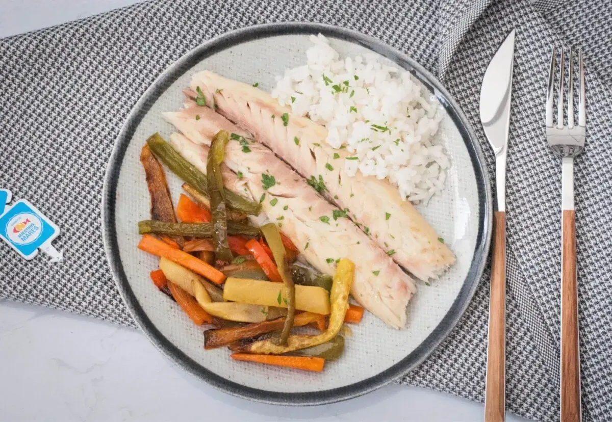 Deliciosa lubina a la sal servida con arroz blanco y verduras asadas. Un plato saludable y lleno de sabor.