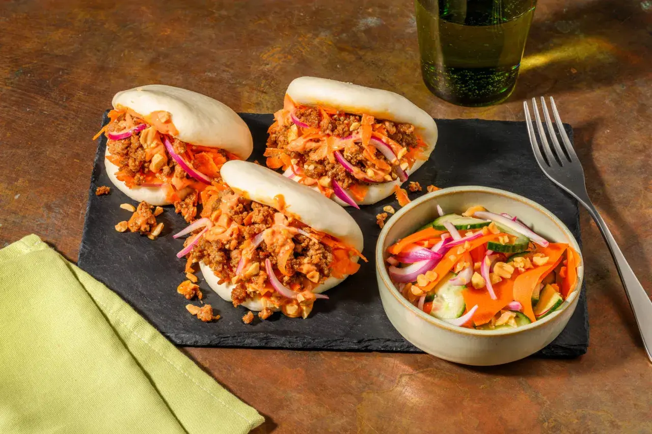 Bao buns con relleno picante y ensalada fresca de zanahoria y pepino. ¡Perfecto para tus recetas con pepino!