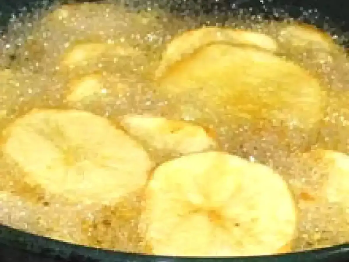 Rodajas de patatas fritas en aceite burbujeante, perfectas para unas deliciosas recetas con patatas.