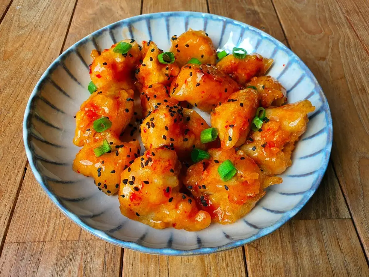 Crujientes trozos de pollo sweet chilli, glaseados y espolvoreados con semillas de s&eacute;samo negro y cebolleta.
