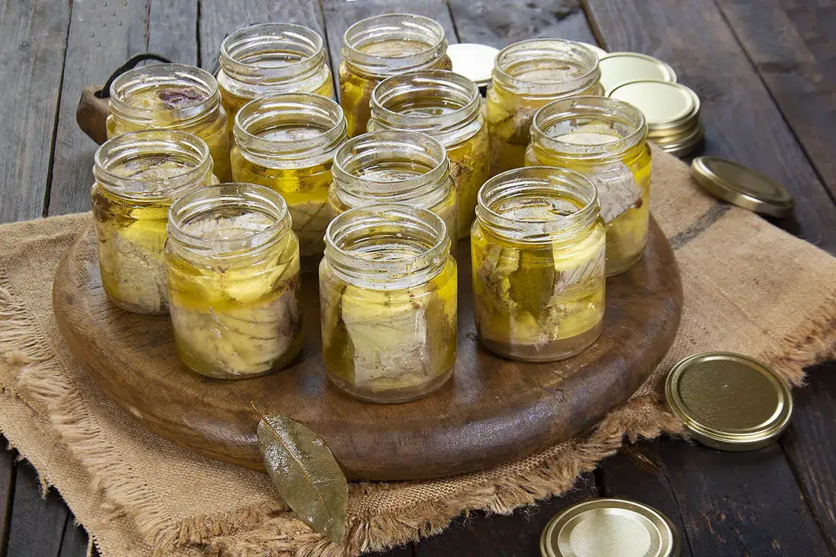 Frascos de bonito en aceite, listos para deliciosas recetas con bonito. Un tesoro casero para disfrutar.