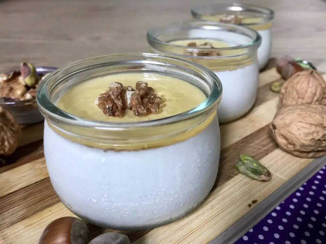 Deliciosa cuajada de oveja con nueces y pistachos. Sus propiedades la hacen un postre nutritivo y sabroso.
