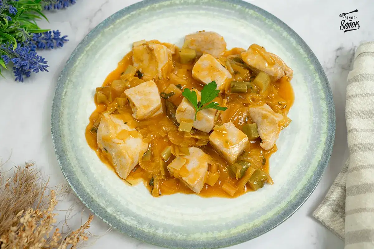 Saborea cómo cocinar el bonito para que quede jugoso, servido en un plato con salsa y verduras.