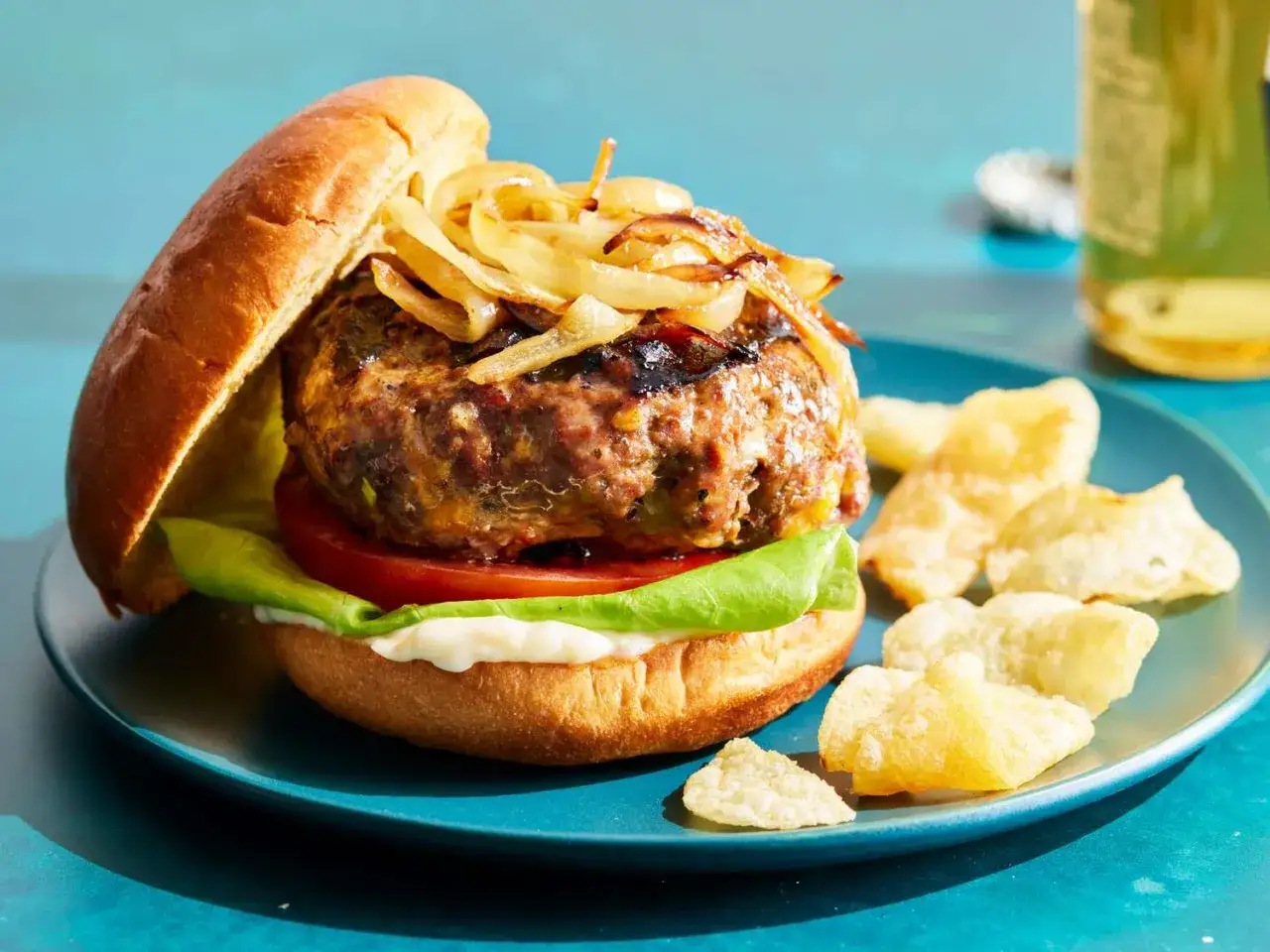 Jugosa hamburguesa casera con cebolla caramelizada, lechuga, tomate y mayonesa. &iexcl;Perfecta para aprender como cocinar hamburguesas!