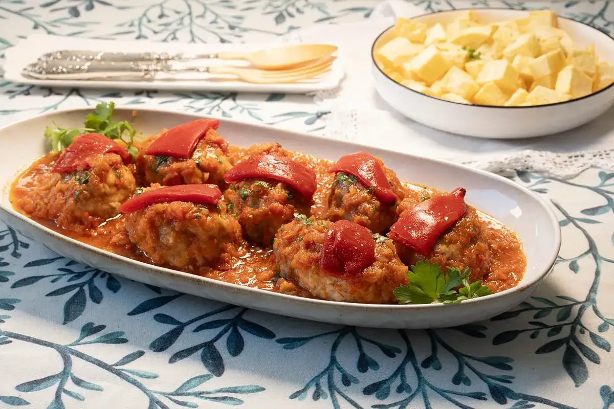 Sabrosos alb&oacute;ndigas en salsa de tomate, coronadas con pimiento rojo. Un delicioso rollo de bonito listo para disfrutar.