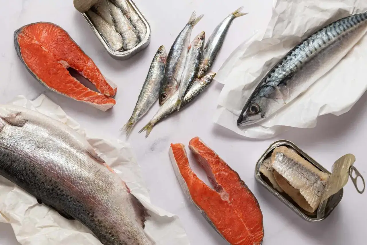 Variedad de pescado azul sin mercurio: salmón, caballa, sardinas en lata y frescas.