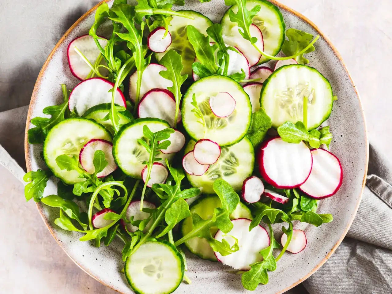 Ensalada fresca con rodajas de pepino, r&aacute;bano y r&uacute;cula. Perfecta para tus recetas con pepino.
