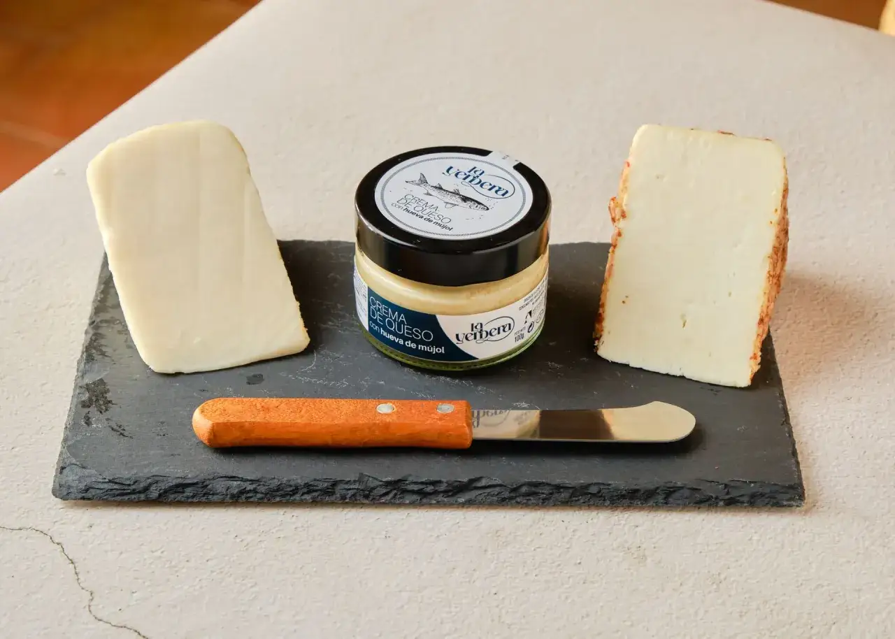 Dos cu&ntilde;as de queso y una crema de queso con hueva de m&uacute;jol. &iexcl;Cuidado, el queso tiene lactosa!