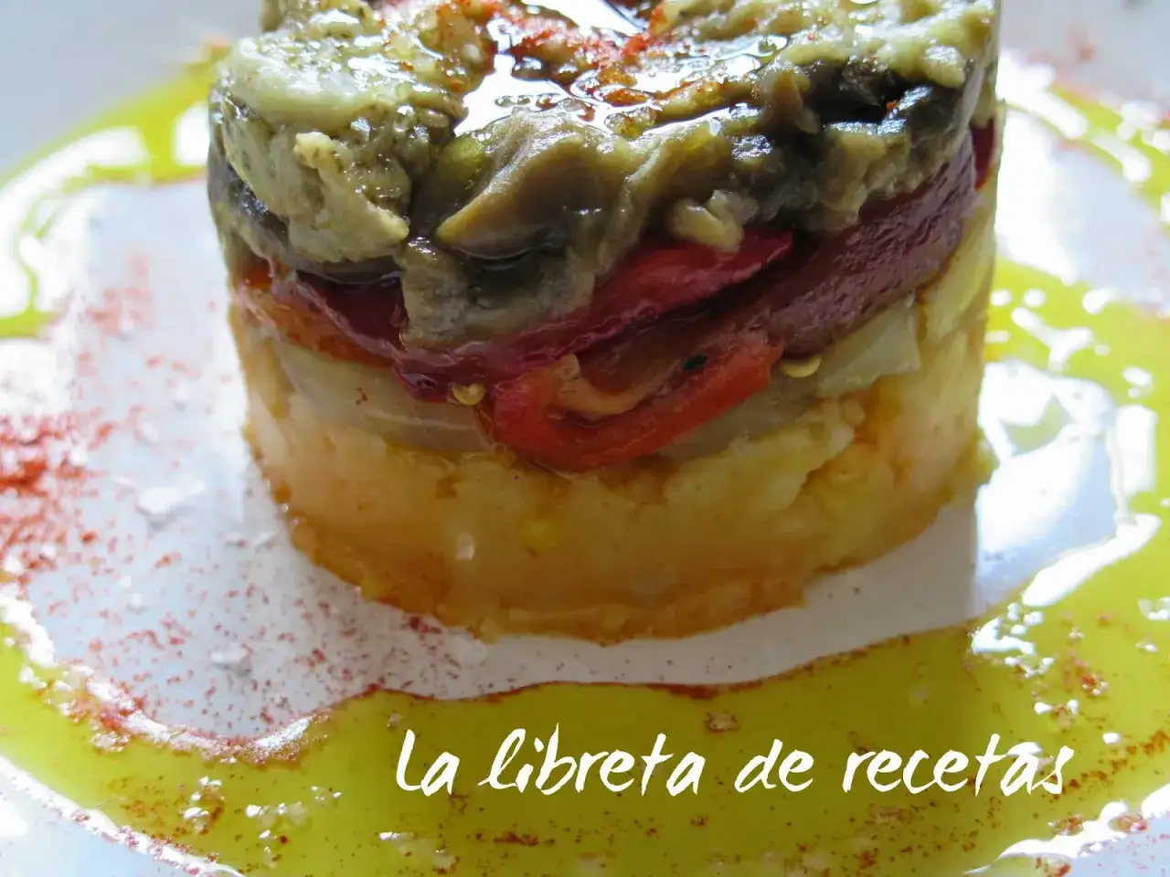 Timbal escalivada de verduras asadas, con puré de patatas y aceite de oliva.
