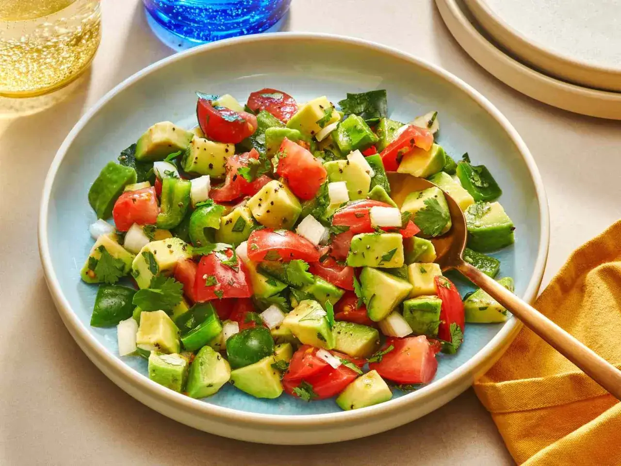 Ensalada fresca con aguacate, tomate, pimiento y cebolla. Perfecta para tus recetas con aguacate.