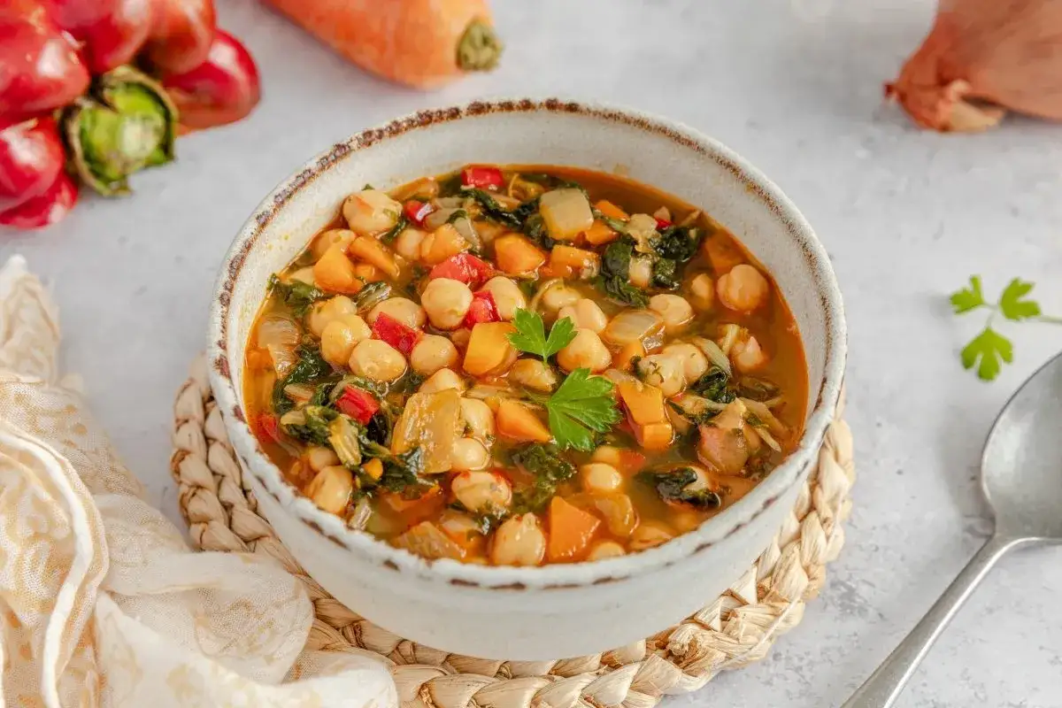 Un reconfortante plato de garbanzos con verduras, perfecto para una deliciosa receta de garbanzos casera.