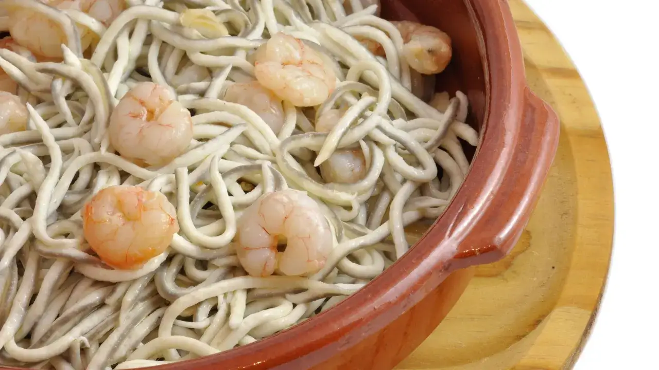 Deliciosas gulas con gambas en cazuela de barro, perfectas para tus recetas con gulas.