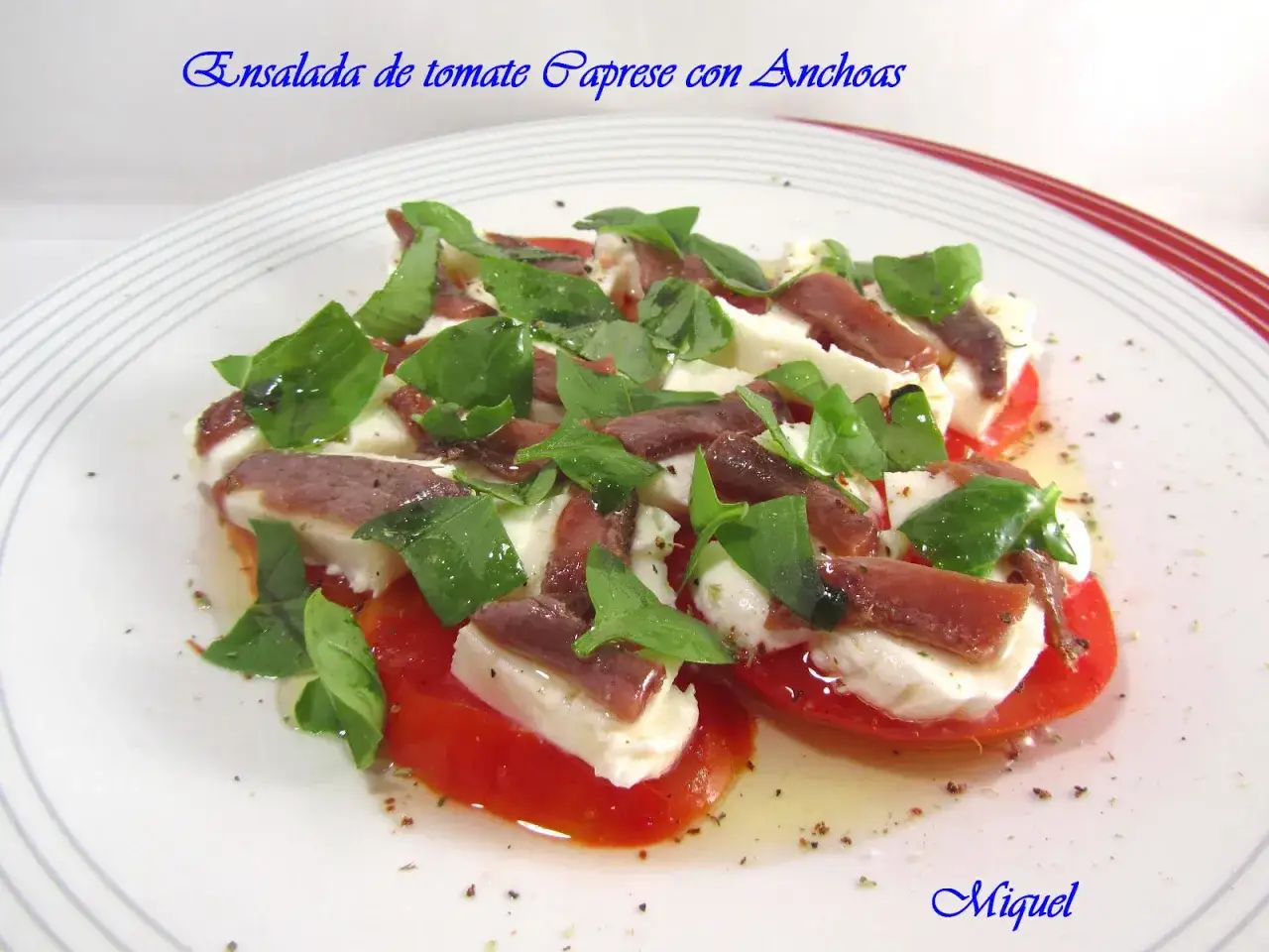 Ensalada de tomate, mozzarella y albahaca con un toque salado de anchoas. Fresca y deliciosa.