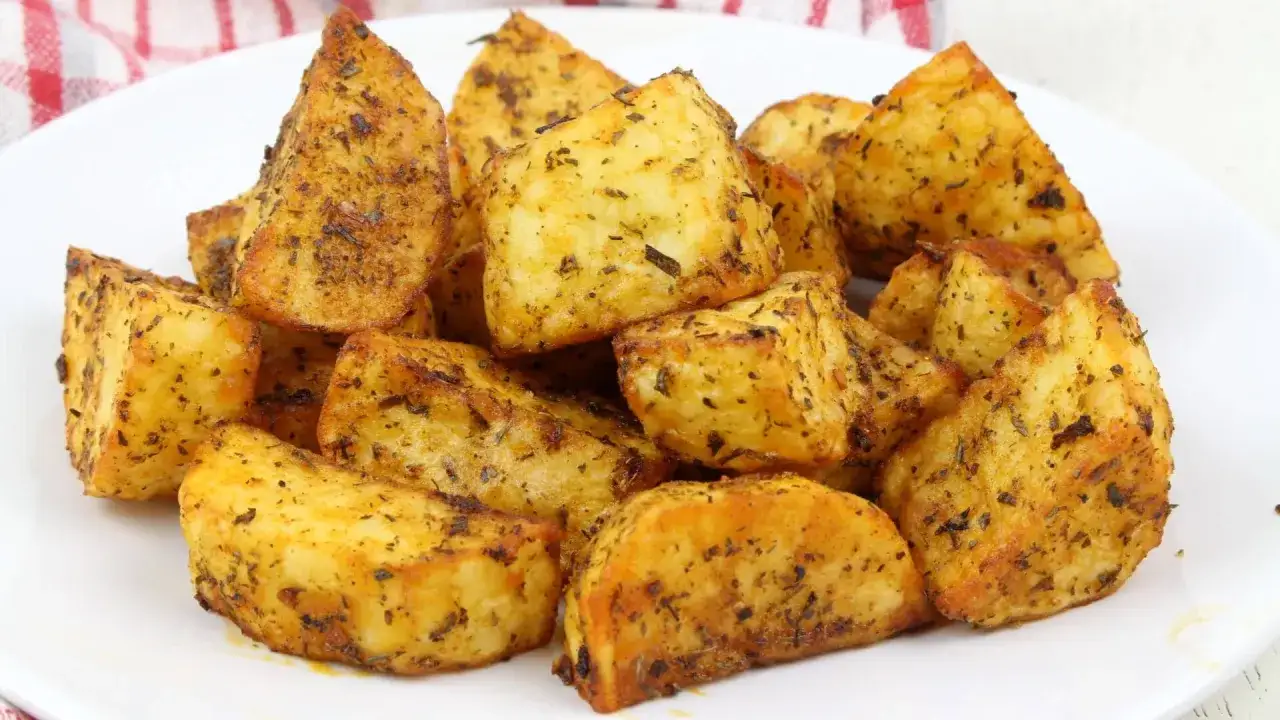 Patatas asadas en freidora de aire, doradas y crujientes, con hierbas arom&aacute;ticas. &iexcl;Un aperitivo perfecto!