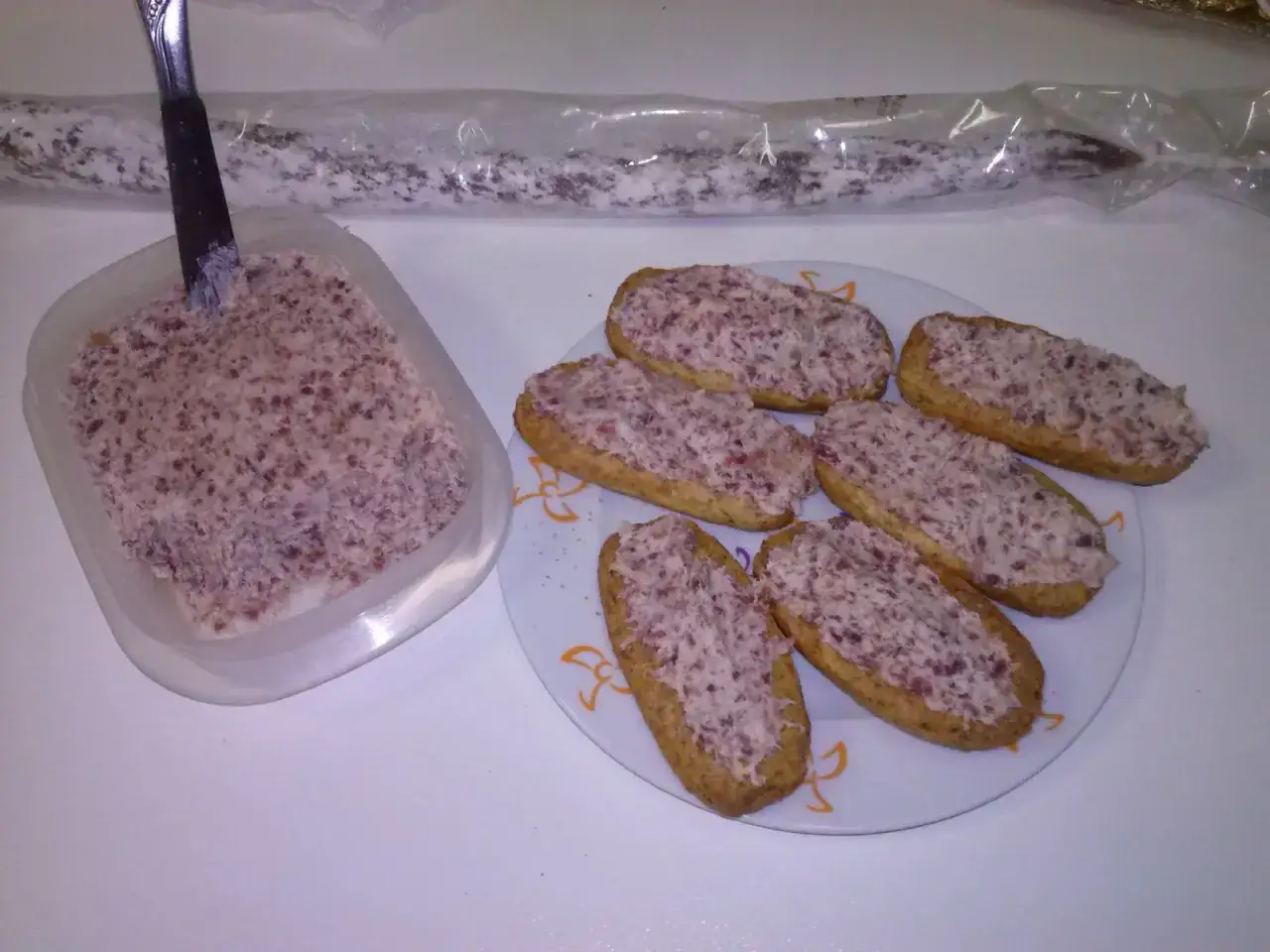 Pate de fuet listo para untar en panecillos. Un delicioso aperitivo casero.
