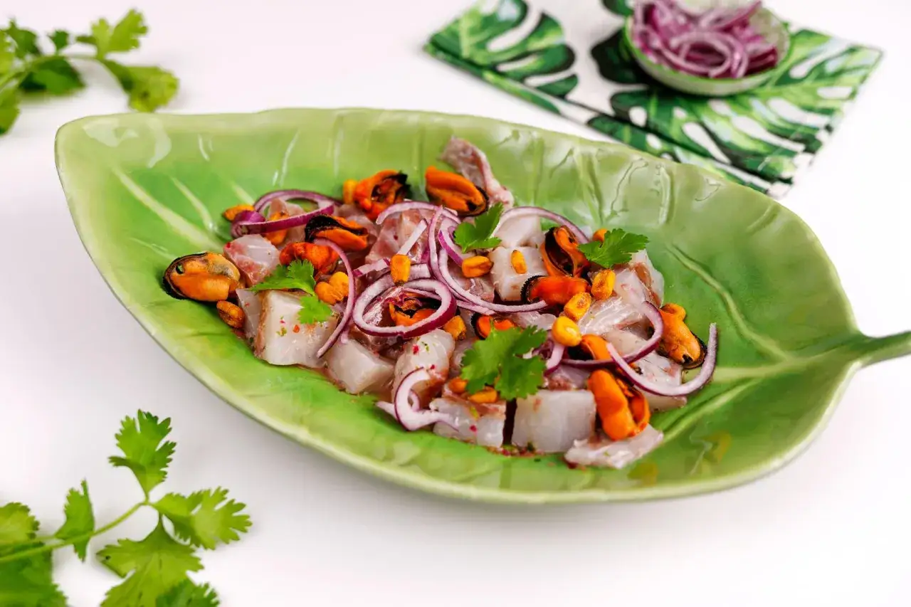 Ceviche de corvina con mejillones y cebolla morada, una de las corvina recetas gourmet más frescas.