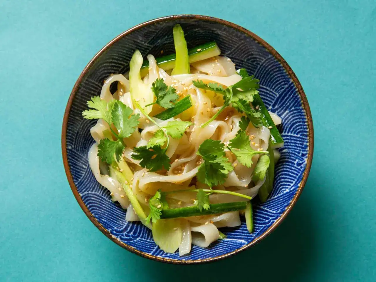 Un plato de fideos de f&eacute;cula con pepino y cilantro fresco. La f&eacute;cula, ingrediente principal, les da esa textura transl&uacute;cida y suave.