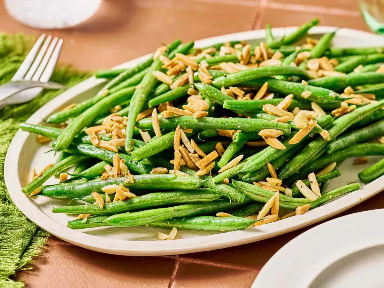 Judías verdes frescas salteadas con almendras tostadas, un plato sencillo y delicioso.