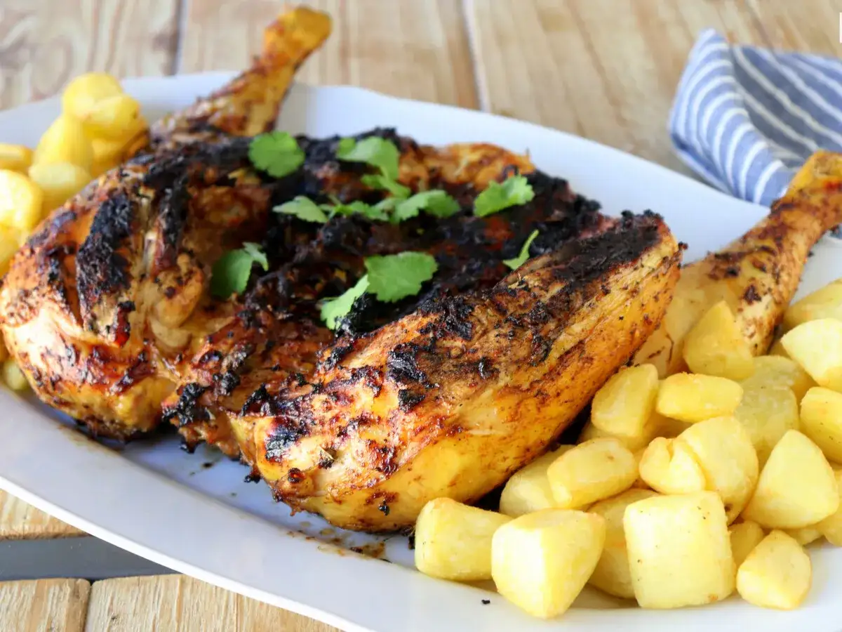 Pollo a la brasa jugoso y dorado, con papas fritas crujientes y perejil fresco. &iexcl;Un fest&iacute;n para los sentidos!