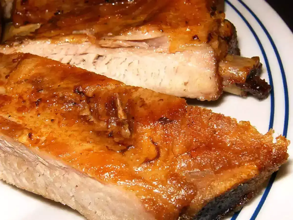 Costillas de cerdo al horno, jugosas y doradas, listas para disfrutar.