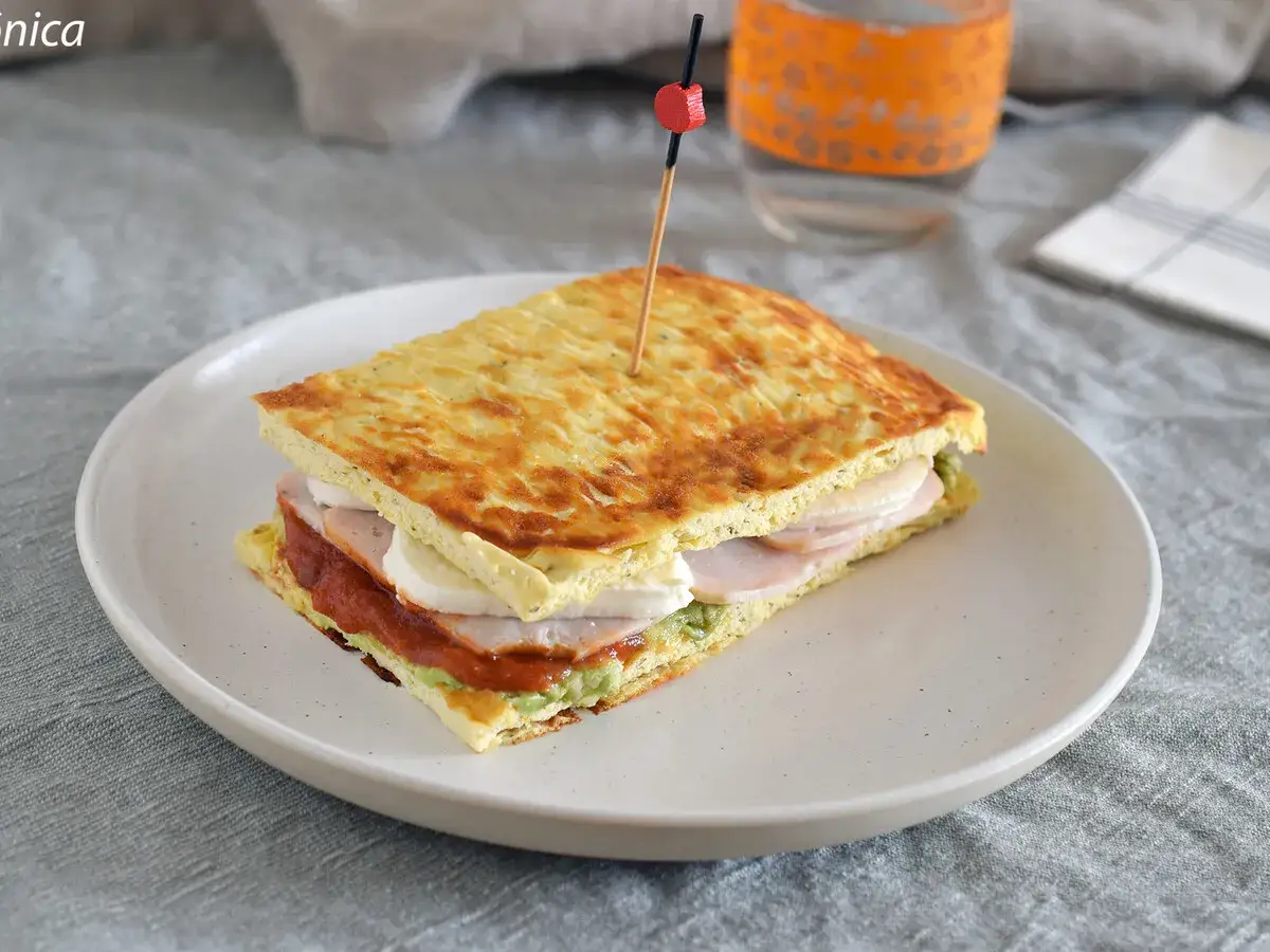 Sándwich con pan de huevo, jamón, queso y aguacate. Una idea deliciosa para recetas con queso cottage.