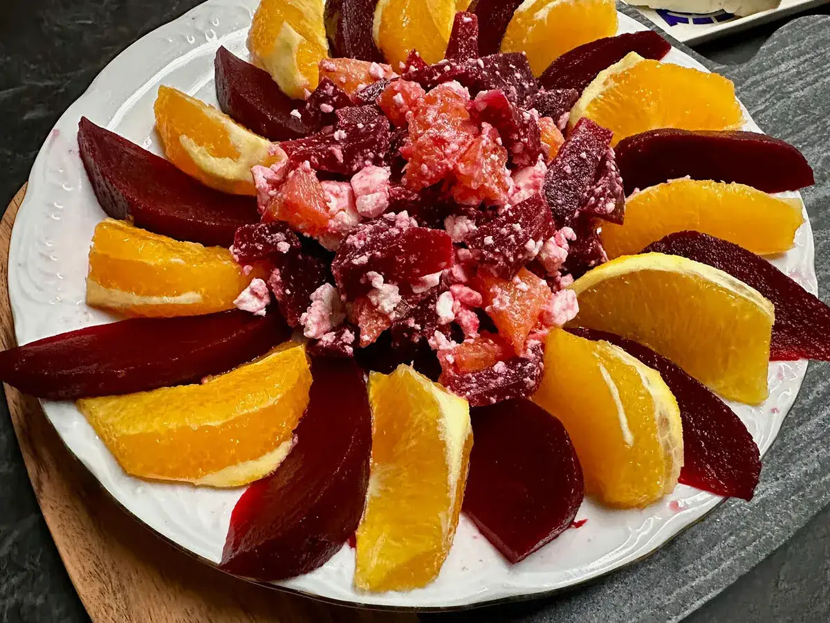 Ensalada de remolacha con gajos de naranja y queso desmoronado, una explosión de color y sabor.