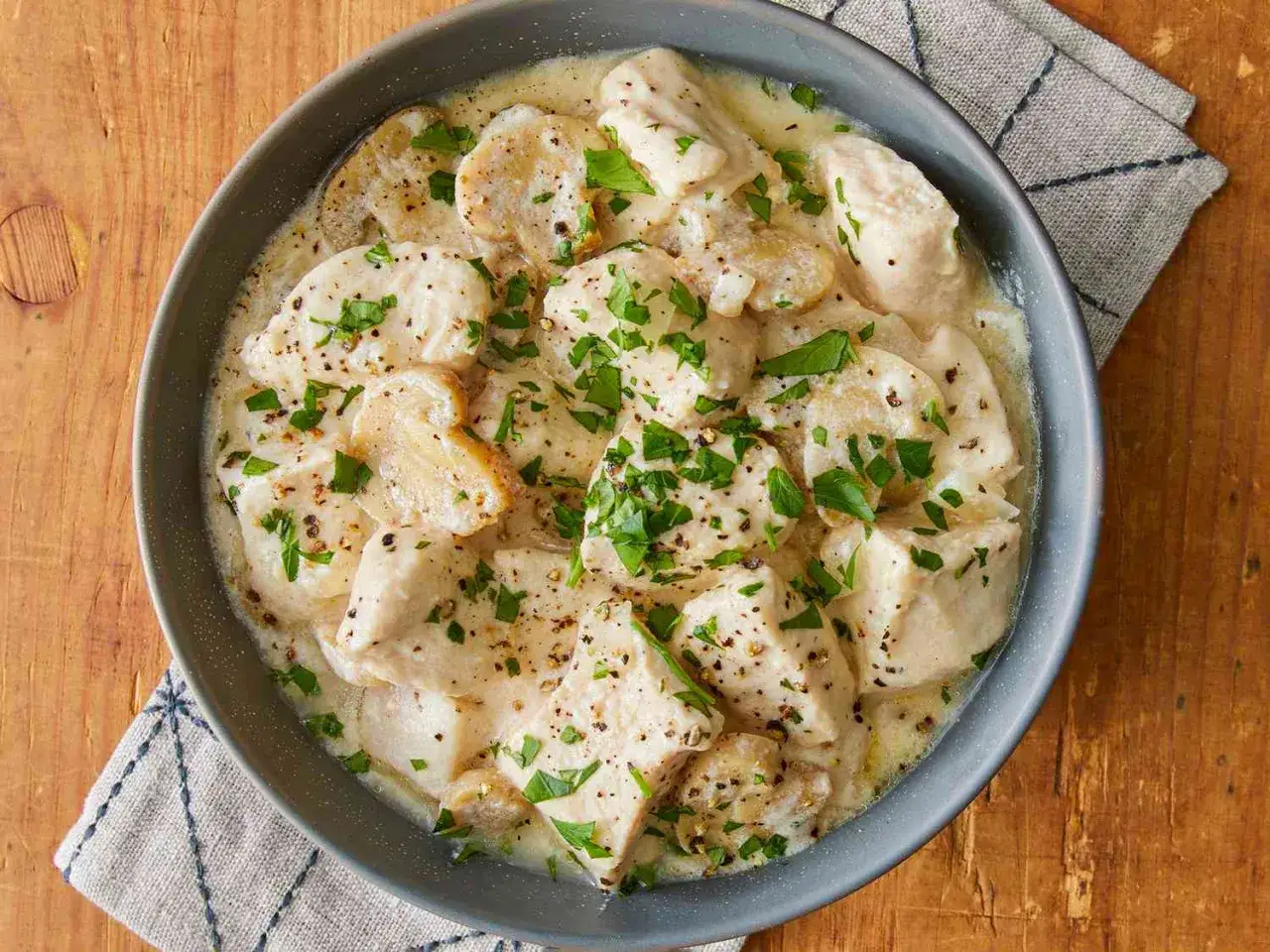 Delicioso pollo con champi&ntilde;ones en salsa cremosa, espolvoreado con perejil fresco y pimienta negra.