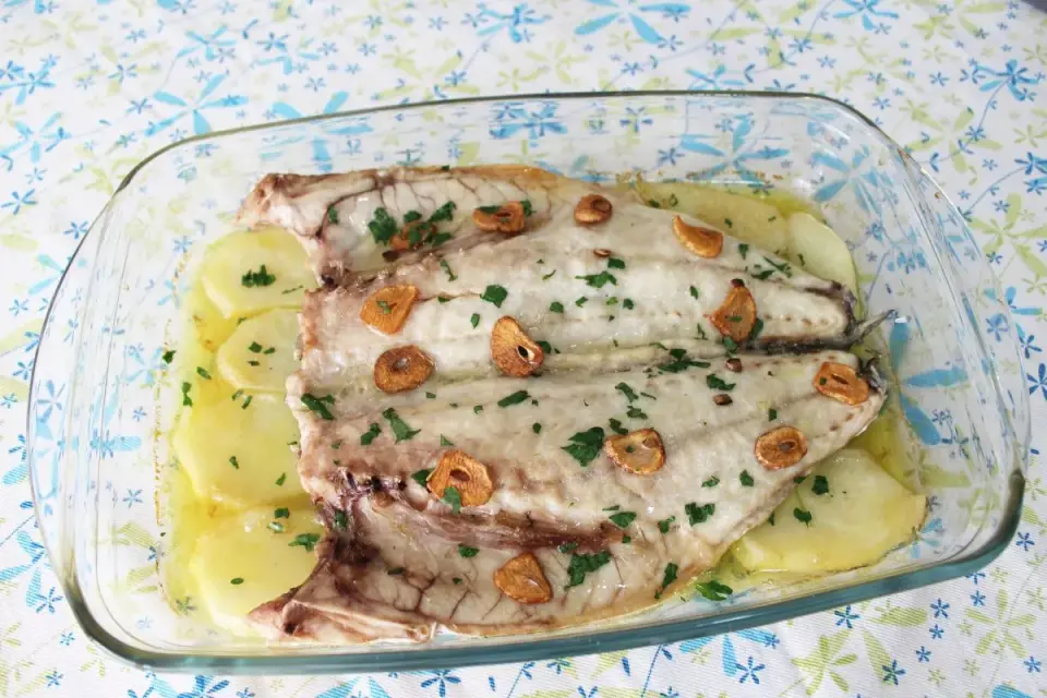 Lubina a la espalda al horno, jugosa y con ajo dorado